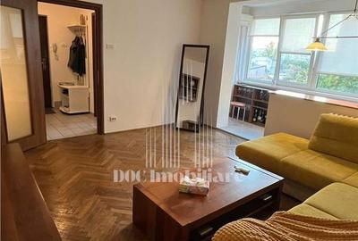 Apartament cu 3 camere semidecomandat în Tei