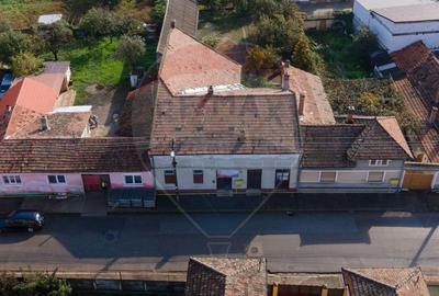 Casă cu 4 camere cu Teren 818 Mp în Central - 1