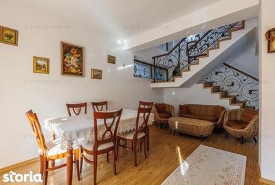 Casă cu 7 camere cu Teren 473 Mp în Central - 2