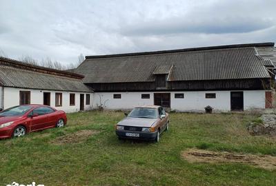 Casă cu 4 camere cu Teren 2650 Mp în Central - 1