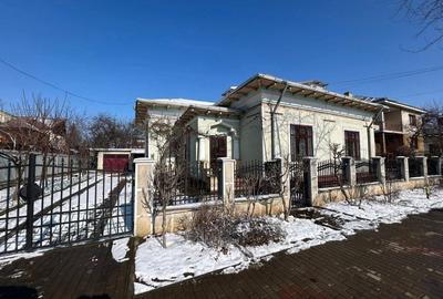 Casă individuală cu 3 camere cu Canalizare în Central - 1