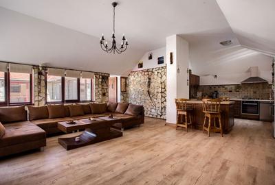Casa cu 2 corpuri, piscina si 3.235 mp teren in Ghioroc