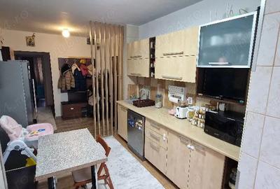 Apartament cu 3 camere decomandat în Berceni
