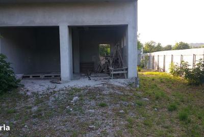 Casă cu 10 camere cu Canalizare în Central - 1