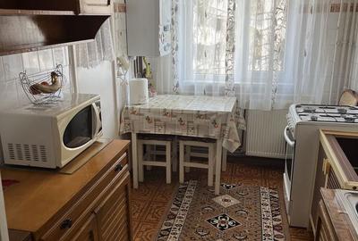 Apartament cu 3 camere semidecomandat în Trivale
