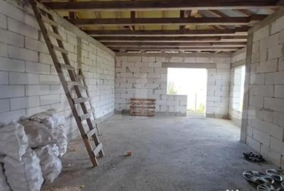 Casă cu 2 camere cu Teren 3289 Mp în Luna - 15