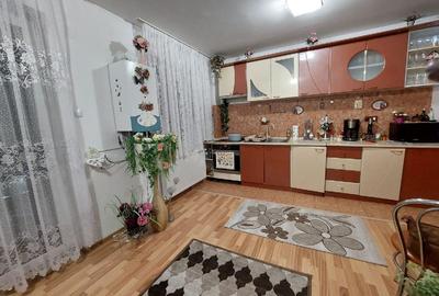 Apartament cu 3 camere semidecomandat în Florești