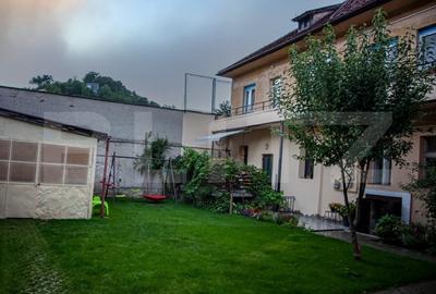 Apartament in vila, 80mp  loc parcare, mobilat, zona Centru Istoric 530 mp curte - 2