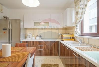 Casă cu 7 camere cu Teren 1167 Mp în Tractorul - 9