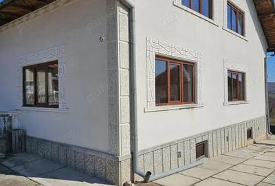 Casă cu 5 camere în Voinești - 1
