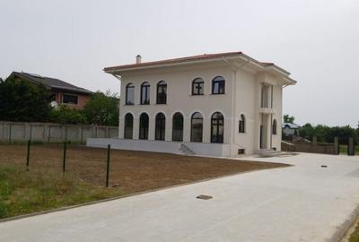 Casă individuală cu 9 camere cu Canalizare în Sisești - 3