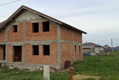 Casă cu 4 camere în Aluniș - 2