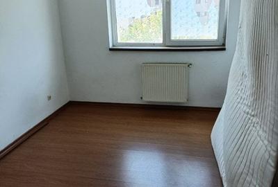 Apartament cu 3 camere semidecomandat, mobilat în Fundeni