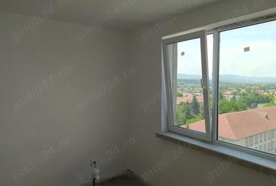 Apartament cu 3 camere semidecomandat în Onești - 2