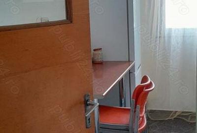 Ofer spre inchiriere o camera - 1