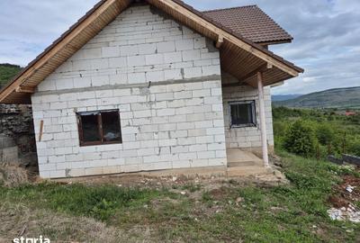 Casă cu 4 camere cu Teren 1062 Mp în Cetate