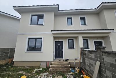 Duplex cu 4 camere cu Canalizare în Moșnița Nouă - 1