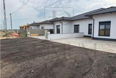 Duplex pe parter - 4 camere - spatiu mare - terasa - aproape de drumul cu 4 benz