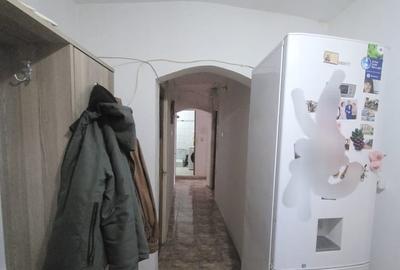 Apartament cu 3 camere semidecomandat în Colentina