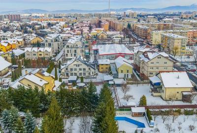 Casă cu 9 camere cu Teren 650 Mp în Tractorul - 54