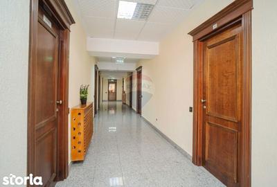 Spațiu comercial, de 1,855 mp, în Central - 17