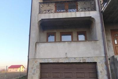 Casa finisata, teren 2500mp, Marginea - 2