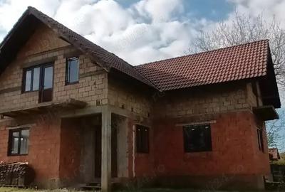 Vand casa cu mansarda la rosu. - 4