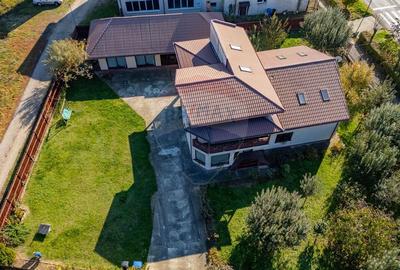 Casă cu 7 camere cu Teren 1617 Mp în Central - 2