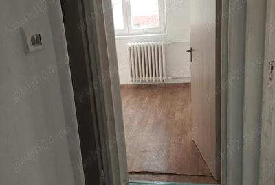 Apartament cu 3 camere semidecomandat în Alexandriei