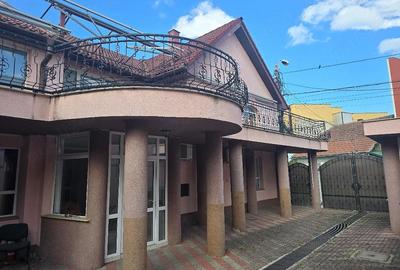 Casă cu Teren 380 Mp în Central