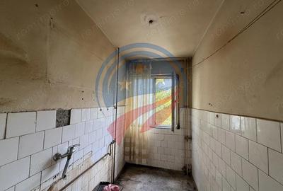 Apartament cu 3 camere semidecomandat în Craiovița Nouă - 3