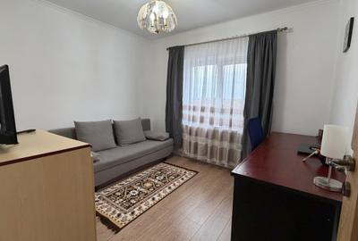 Apartament cu 3 camere, 2 bai si 2 balcoane, decomandat et , cartier MV1 - 8