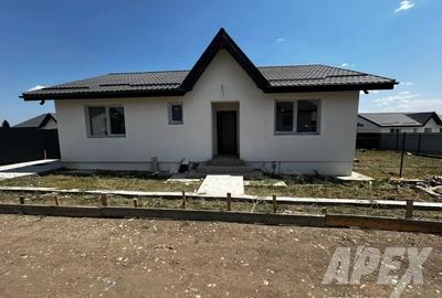 Vanzare casa parter  cu 4 camere Vedere la lac| Crevedia -Strada Caisului - 1