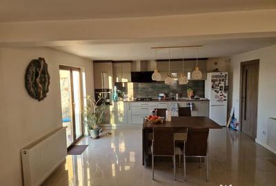 Apartament cu 7 camere decomandat în Pielești - 1