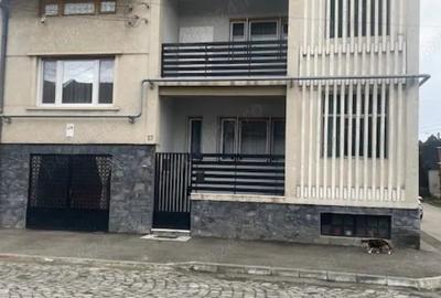 Casă cu Teren 91 Mp în Central - 1