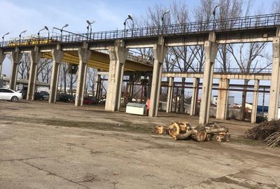 Spațiu comercial, în Titan