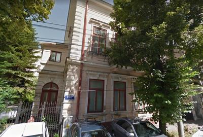 Casă cu 14 camere cu Canalizare în Central