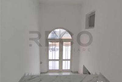 Casă cu 20 camere cu Teren 1097 Mp în Central - 11