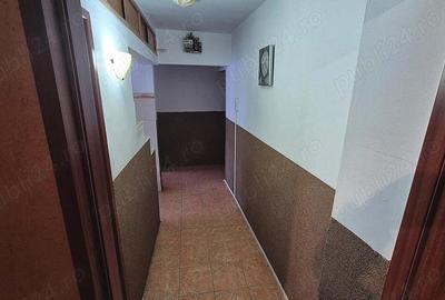 Apartament cu 3 camere semidecomandat în Lugoj