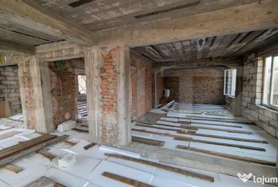 Casă cu 7 camere cu Teren 1656 Mp în Central - 2