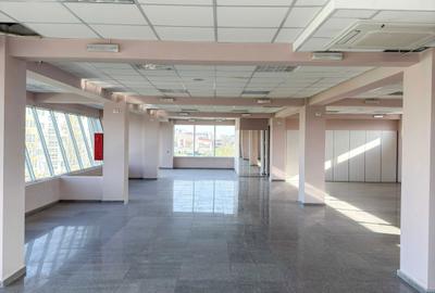 Spațiu comercial, de 700 mp, în Central - 8