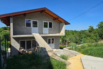 Casă individuală cu 4 camere cu Teren 250 Mp în Central - 1
