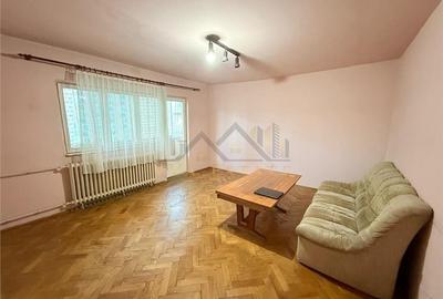 Apartament cu 3 camere decomandat în Dâmbovița