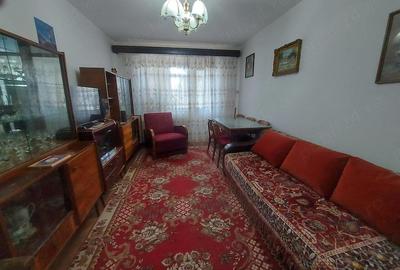 Apartament cu 3 camere semidecomandat în Micro 5
