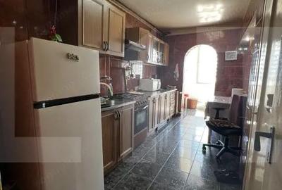 Apartament cu 3 camere decomandat, mobilat în Dacia