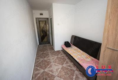 Garsonieră decomandată în Vest