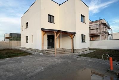 Casă individuală cu 4 camere cu Teren 324 Mp în Exterior Est