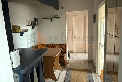 Apartament cu 3 camere decomandat, mobilat în Micro 14
