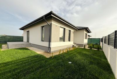 Casa moderna / 3 Camere / 2 Bai / Curte amenajata - 1