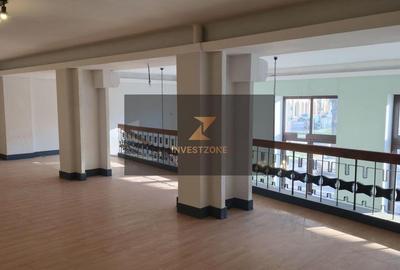 Spațiu comercial, de 400 mp, în Central - 3